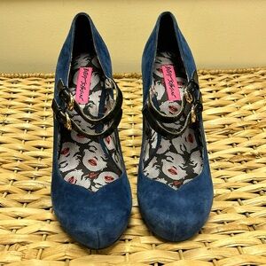 New Betsy Johnson blue suede heels size 9